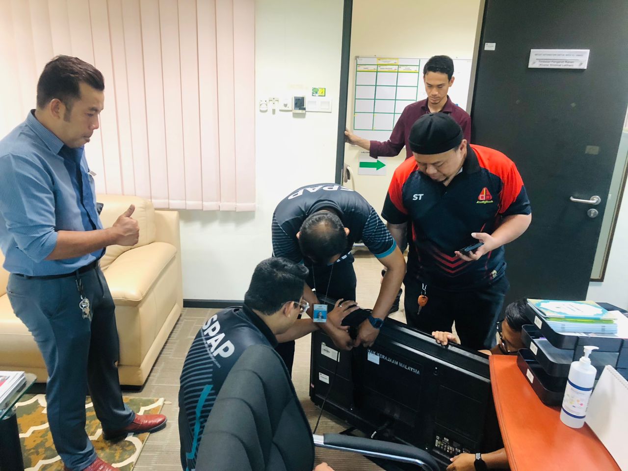 05122023 pemasangan tv bersama team SPAD di bilik TPP n TPL